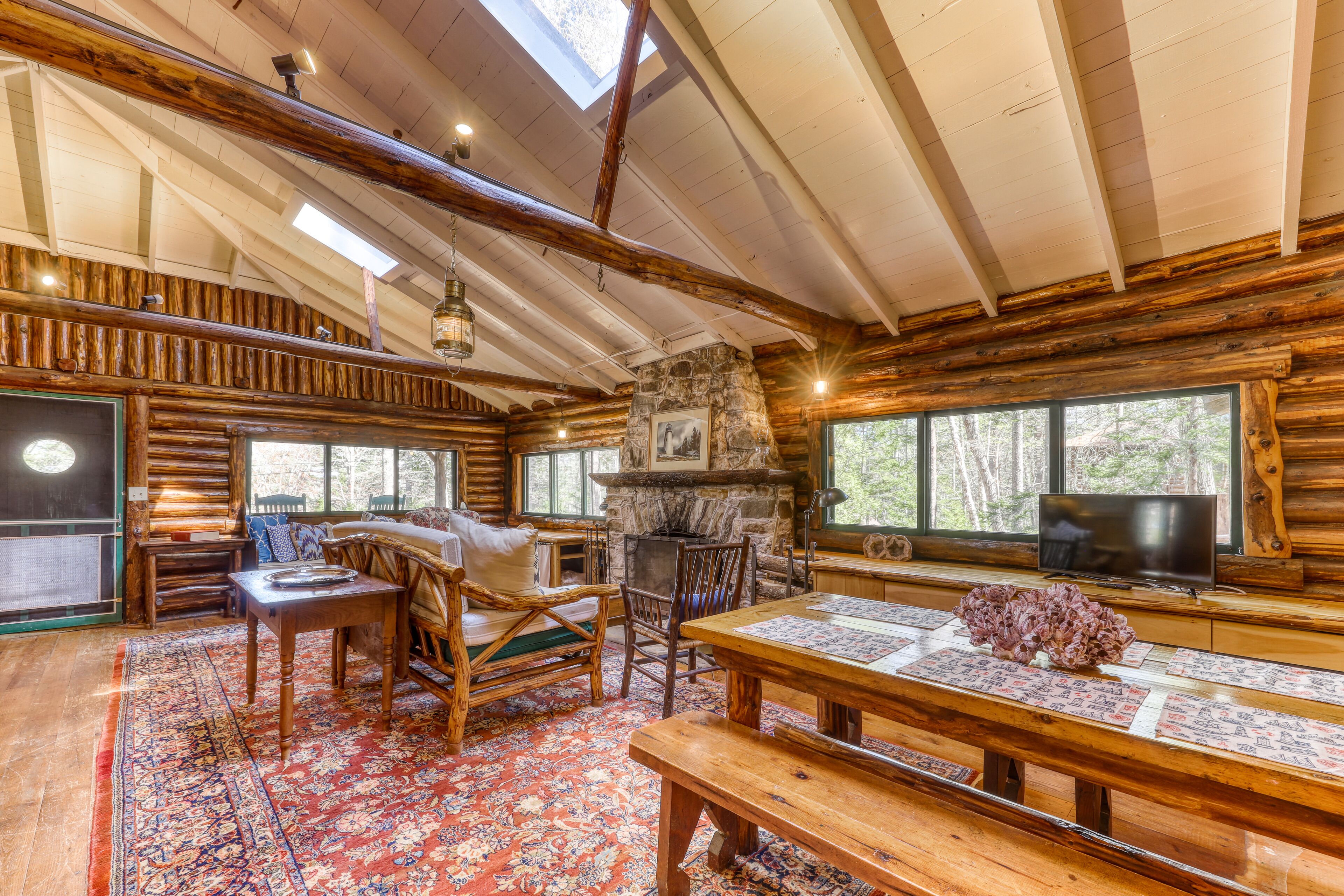 Televisio, takka, kirjoja