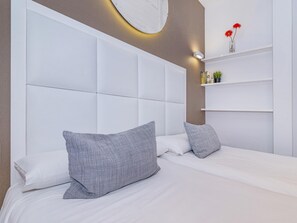 1 bedroom, iron/ironing board, internet, bed sheets - Centrally located, with free car park and patio (Granada)