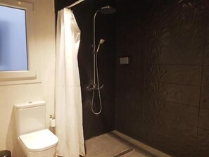 Douche, sèche-cheveux, serviettes fournies