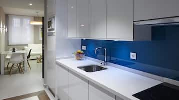 Réfrigérateur, micro-ondes, cafetière/bouilloire, grille-pain