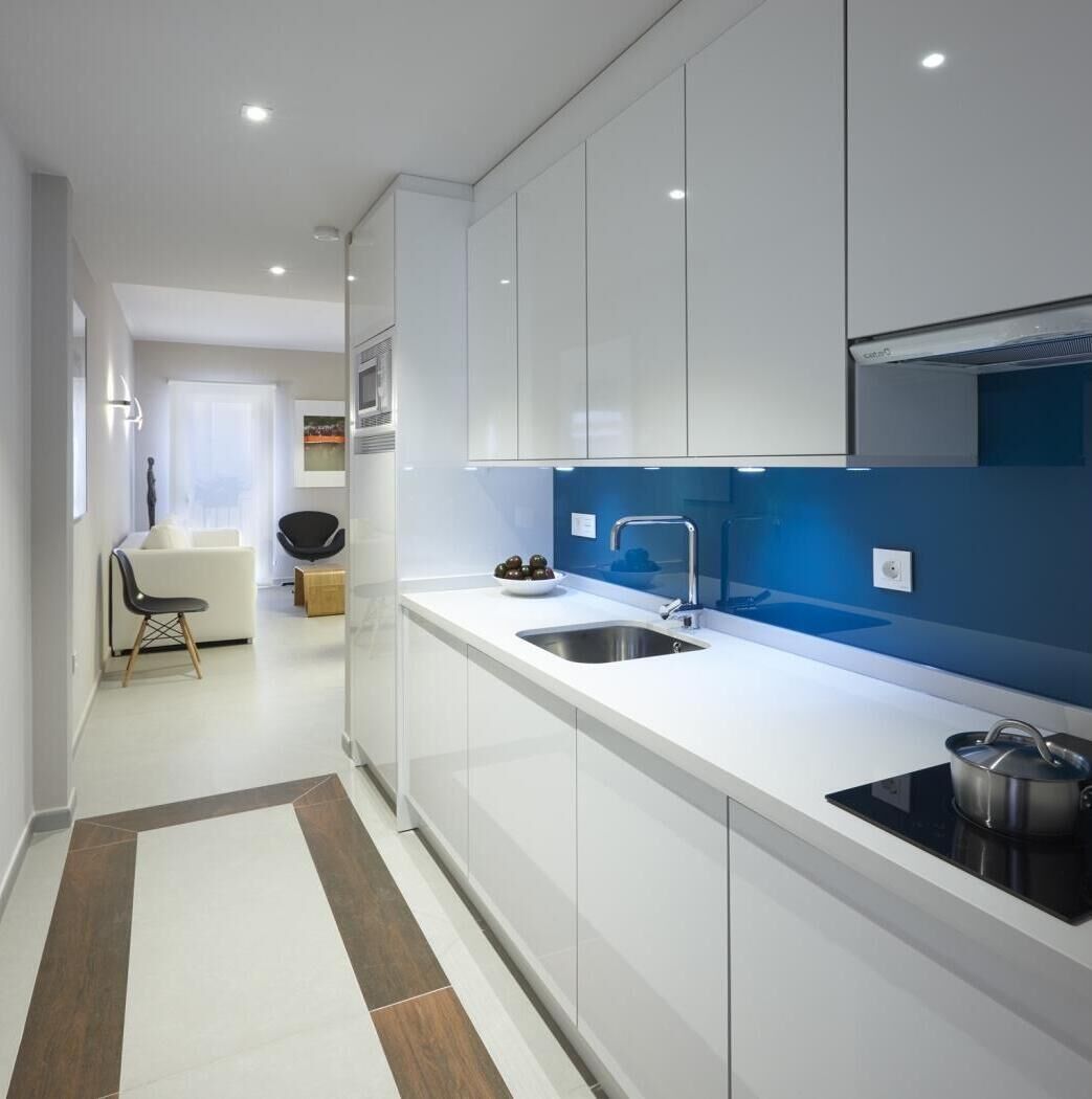 Een koelkast, een magnetron, een koffiezetapparaat/waterkoker