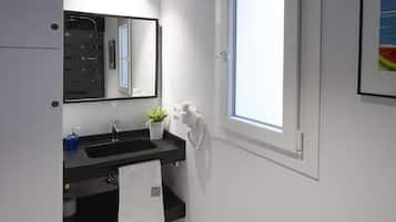 Een douche, een haardroger, handdoeken