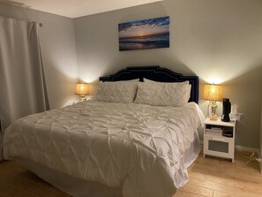 2 bedrooms, iron/ironing board, free WiFi, bed sheets - Clean Quiet Beautiful Resort with 3 Pools  (Phoenix)