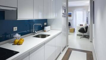 Een koelkast, een microgolfoven, een koffiezetapparaat/waterkoker