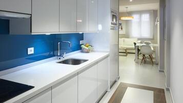 Réfrigérateur, micro-ondes, cafetière/bouilloire, grille-pain