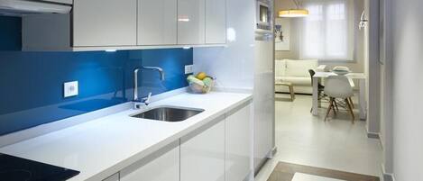 ثلاجة، ميكروويف، ماكينة لصنع القهوة/الشاي، محمصة خبز