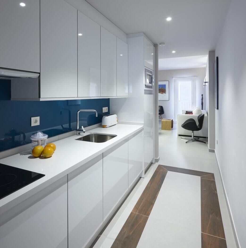 Kylskåp, mikrovågsugn, kaffe- och tebryggare och brödrost