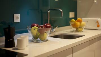 Réfrigérateur, micro-ondes, cafetiÚre/bouilloire, grille-pain