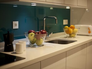 Réfrigérateur, micro-ondes, cafetière/bouilloire, grille-pain