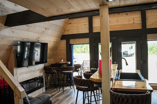 Picturesque Mountain Views, Direct Snowmobile & ATV trail access. 30 minutes to Sunday River and Black Mountain of Maine.