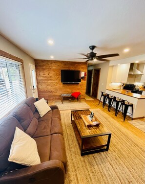 Smart TV, fireplace, stereo