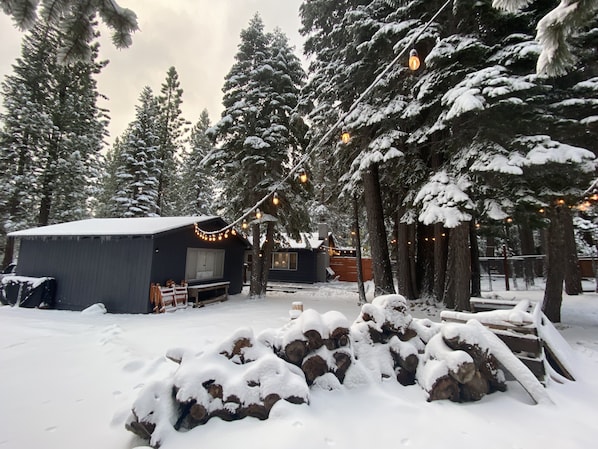 Property grounds - Base Camp Kiowa: cozy, dog-friendly, modern mountain cabin (South Lake Tahoe)