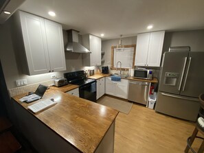 冷蔵庫、電子レンジ、オーブン、コンロ