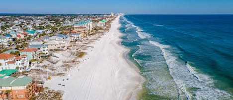 Plage à proximité, chaises longues, serviettes de plage
