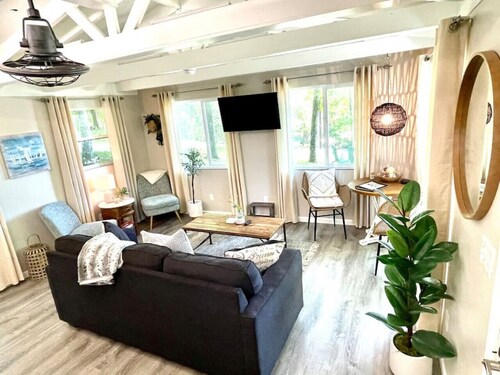 Cutest Cozy Getaway Cottage w/ Sunset Lakeview