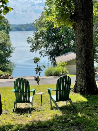 Property grounds. Cutest Cozy Getaway Cottage w/ Sunset Lakeview