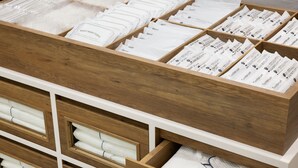 Un almacén ordenado con varios compartimentos que contienen distintos artículos de aseo e higiene personal.