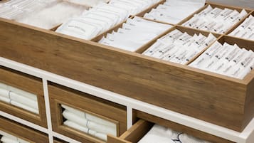 Um compartimento de armazenamento bem organizado, com vários divisórias contendo diversos produtos de higiene pessoal e para cuidados pessoais.