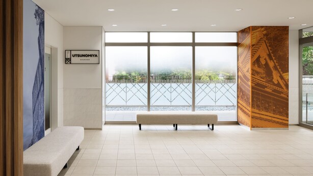Eine geräumige Lobby mit einer Bank, großen Fenstern und einem an der Wand befestigten Schild.