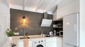 Frigorífic, microones, placa de cuina i cafetera i tetera