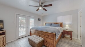 3 habitaciones, escritorio y tabla de planchar con plancha 