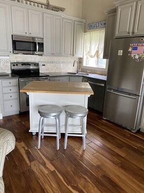 Fridge, microwave, oven, stovetop - Cozy Lake House on Lake Minnewashta (Excelsior)
