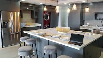 Réfrigérateur, micro-ondes, four, plaque de cuisson