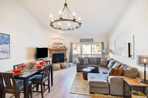 Smart TV, caminetto, videogiochi, Hulu