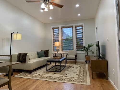 Convenient, bright 2 bed in the heart of Logan Square with free street parking
