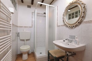 Shower, bidet, towels