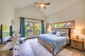 7 bedrooms, desk, iron/ironing board, travel cot - Expansive Waterfront Escape w/ Kayaks + SUPs! (Sagle)