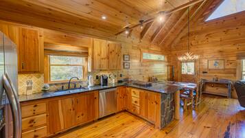 Cabin, 4 Bedrooms | Private kitchen | Fridge, microwave, stovetop
