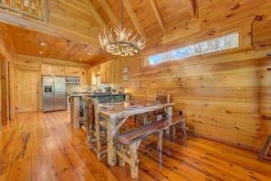 Cabin, 4 Bedrooms | Dining room