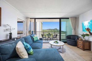Smart TV, offices - 31FL Newly Renovated w/ Diamond Head View (Honolulu)