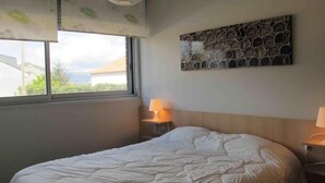 2 bedrooms, internet, bed sheets