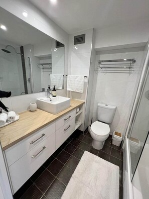 Douche, sèche-cheveux, serviettes fournies