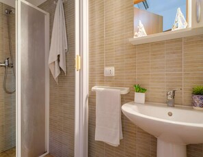 Combined shower/bathtub, hair dryer - "Sea View" Luxury House San Foca with Climate and Wi-Fi (San Foca)