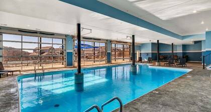 Best Table Rock Lake Views, Free Tickets, In/Outdoor Community Pool, Pickleball!