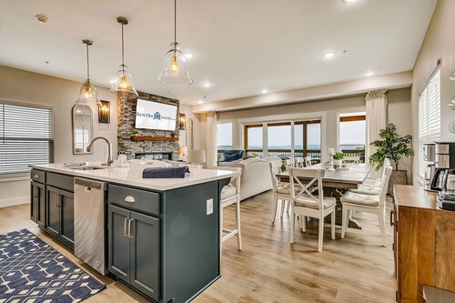 Premier Table Rock Lake Views with Free Tickets, Indoor & Outdoor Community Pools & Pickleball