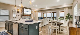 Premier Table Rock Lake Views with Free Tickets, Indoor & Outdoor Community Pools & Pickleball