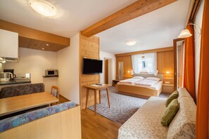 1 bedroom, free WiFi, bed sheets - Vacation Apartment "Moosmair 1" with Mountain View, Wi-Fi, Terrace & Garden (St. Martin in Passeier)