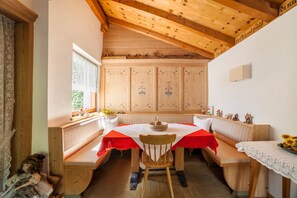 Dining - Vacation Apartment "Moosmair 1" with Mountain View, Wi-Fi, Terrace & Garden (St. Martin in Passeier)