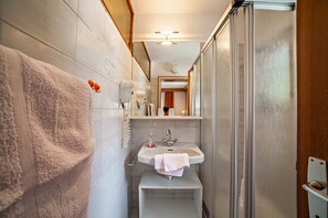 Ducha, secador de pelo, toallas