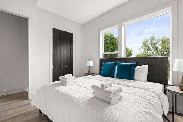 8 bedrooms, internet, bed sheets