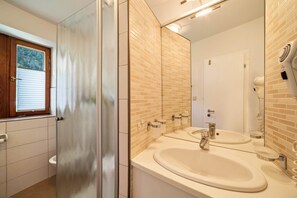 Dusche, Haartrockner, Handtücher