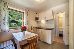 Kühlschrank, Mikrowelle, Herdplatte, Wasserkocher mit Kaffee-/Teezubehör