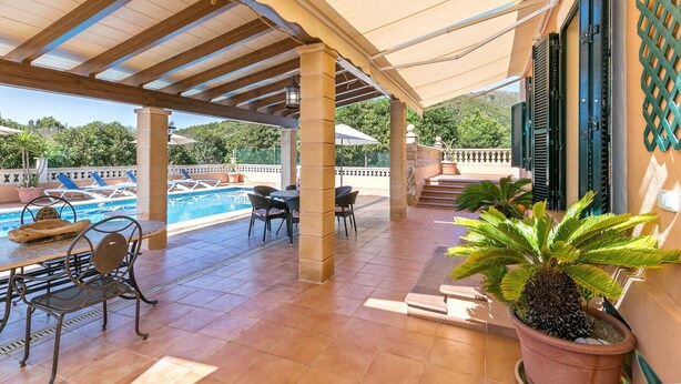 An outdoor pool area with a pergola, lounge chairs, and a dining table. - Villa Bonavista with Mountain View, Private Pool, Wi-Fi, Terrace & Garden (Capdepera)