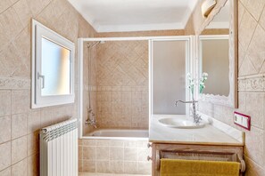 Bathtub, hair dryer, towels - Villa Bonavista with Mountain View, Private Pool, Wi-Fi, Terrace & Garden (Capdepera)