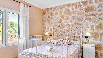 4 bedrooms, iron/ironing board, free WiFi, bed sheets