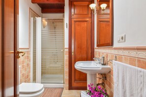 Een douche, een haardroger, handdoeken